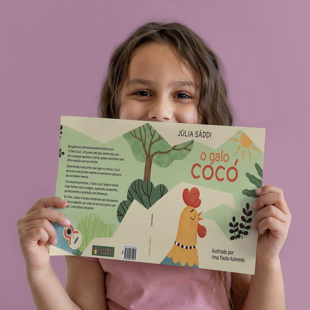 Menina segurando livro Galo